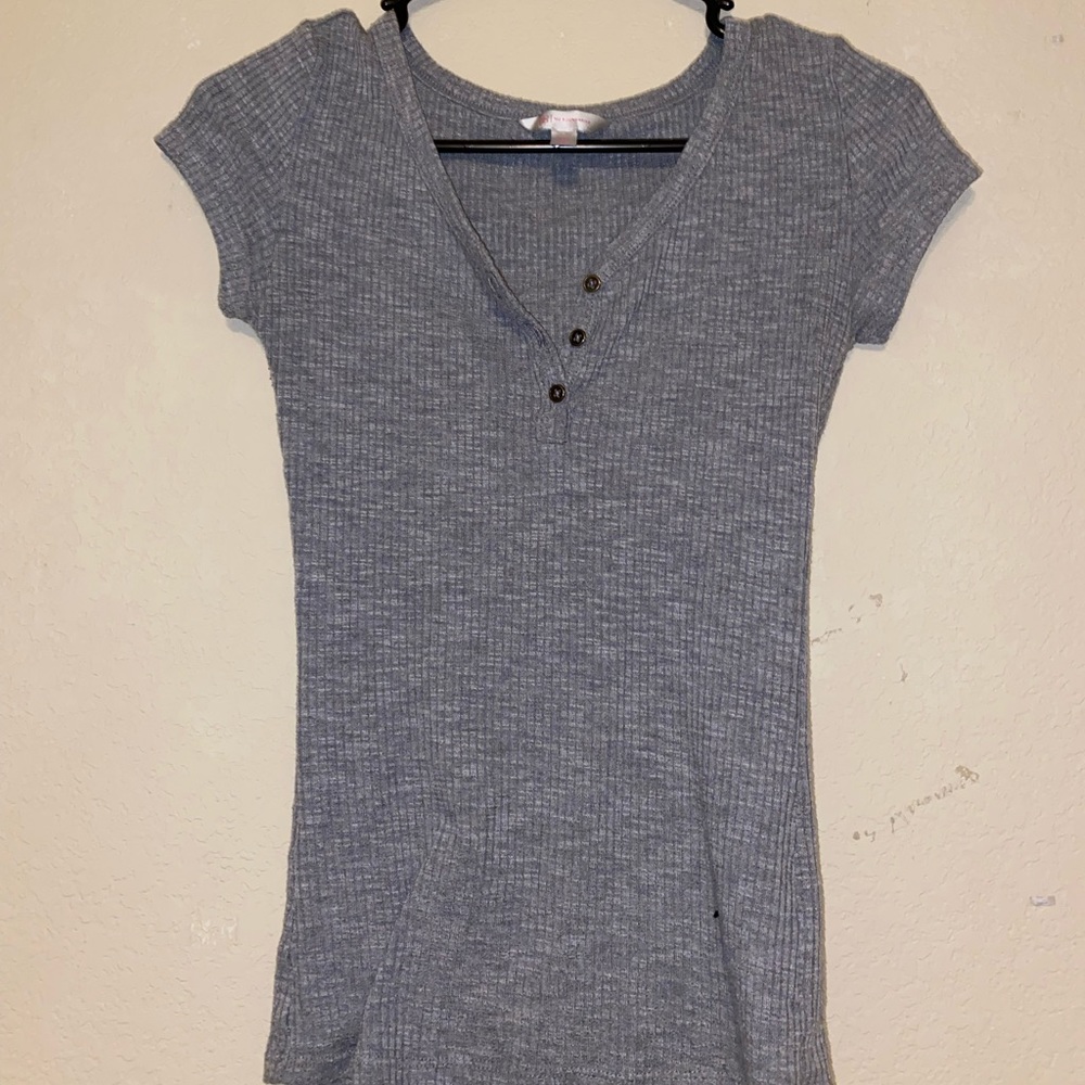 gray shirt